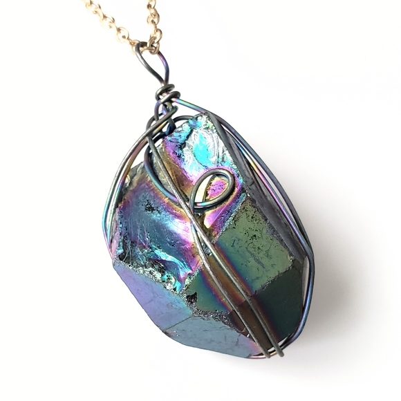 Jewelry - Vibrantly colored genuine quartz crystal necklace